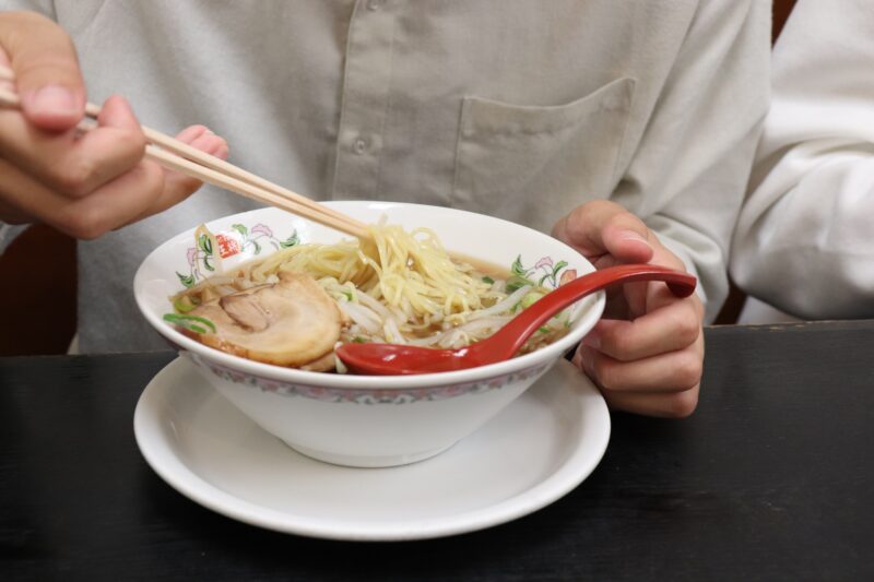 ラーメン食べる人